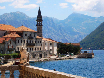 Дешевые авиабилеты в Черногорию из Москвы в конце марта за 8460 руб. туда-обратно.