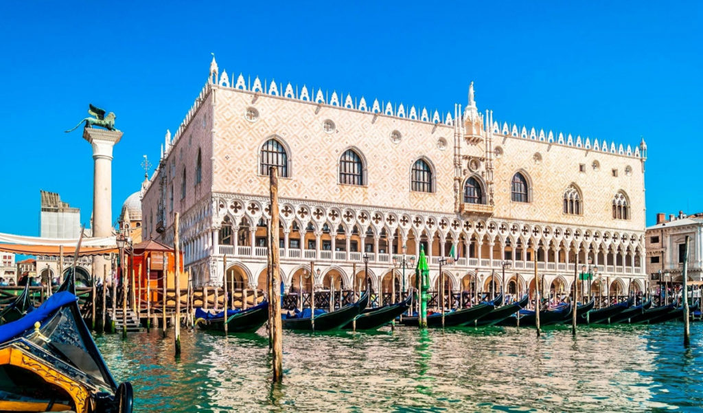 Дворец Дожей на Гранд Канале в Венеции