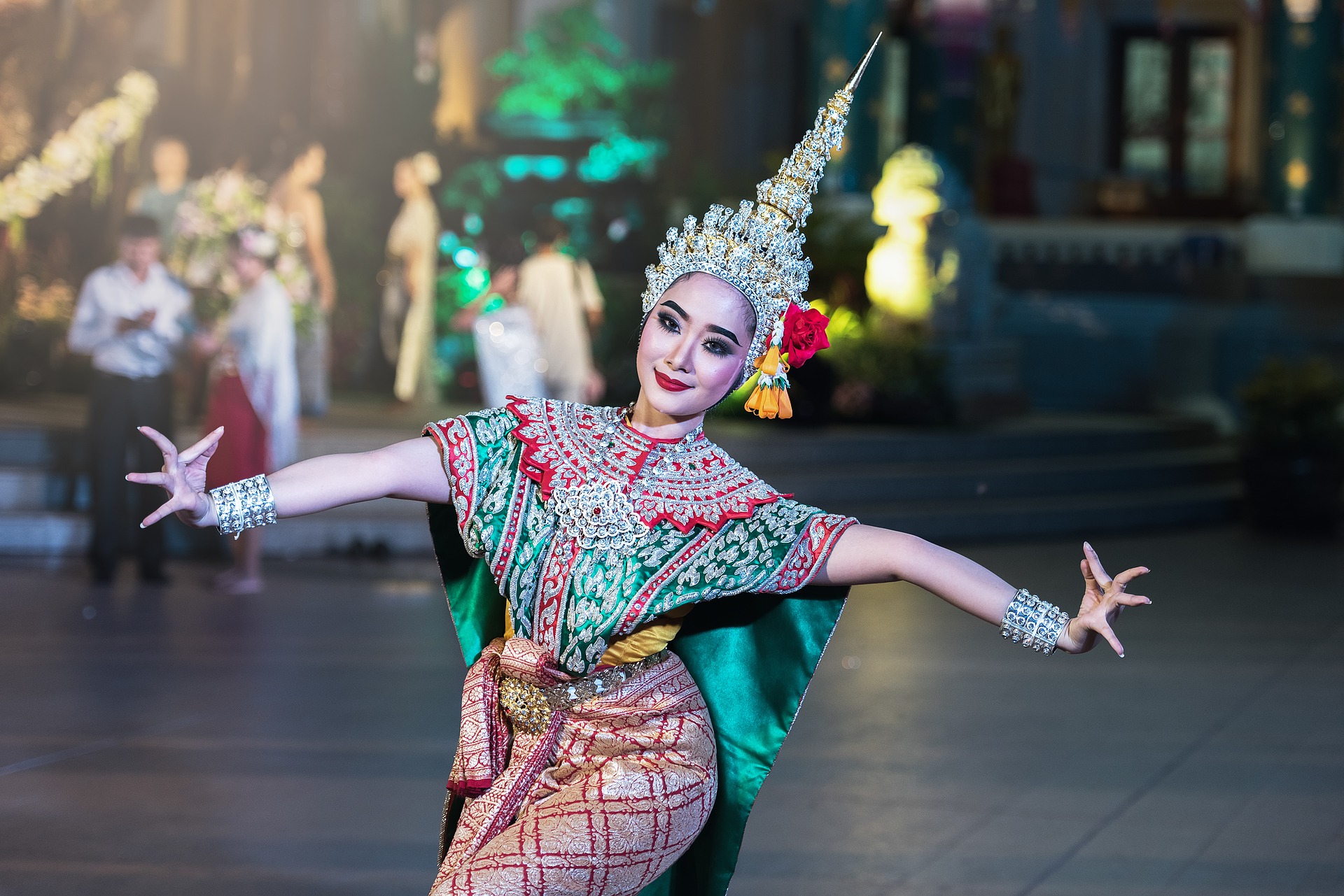 Тайская танцовщица в национальном костюме